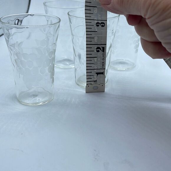 Set of four etched grapevines cordial glasses - Picture 8 of 8